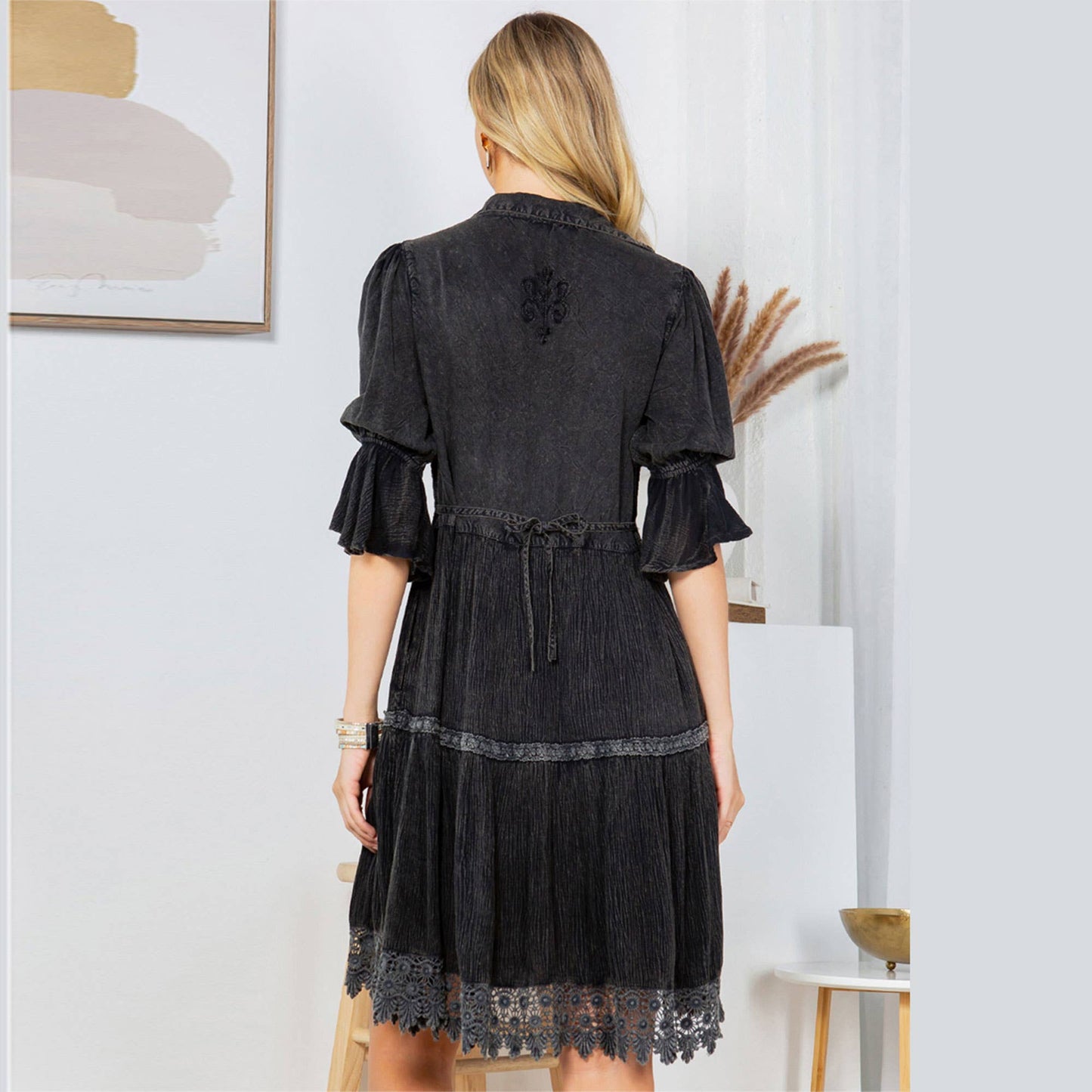 Vintage Romance: Stone-Washed Baby Doll Dress with V-Neck


: Gravel / REGULAR (S-M-L-XL 1-2-2-1)