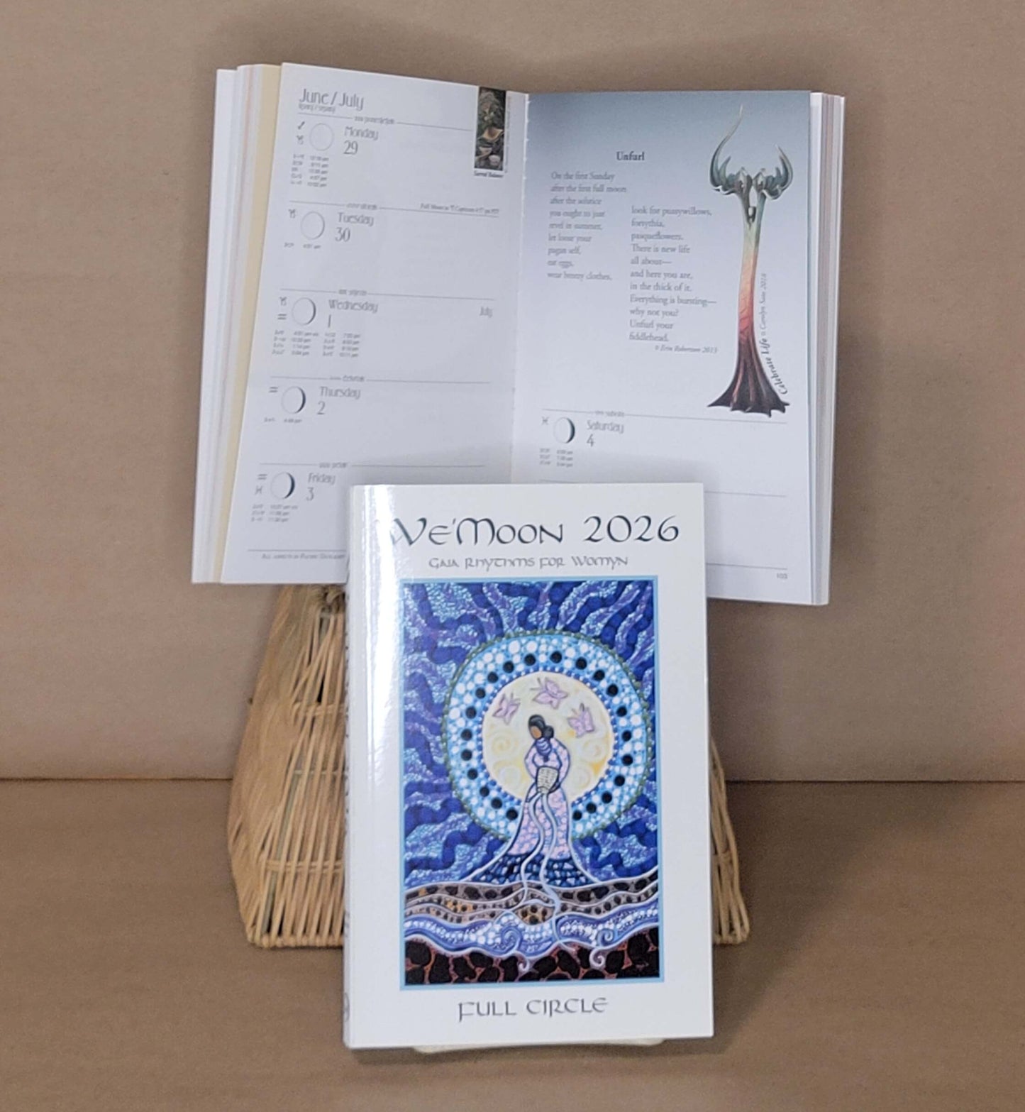 2026 We'Moon Datebook: Moon Calendar & Astrological Planner: Sturdy Paperback (English)